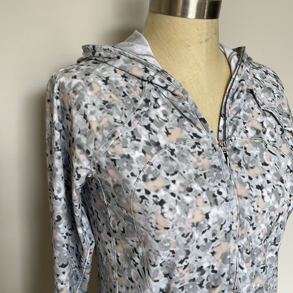 lululemon 🍋 1/4 zip pull over size 6, hood, pockets EUC - Picture 2 of 8